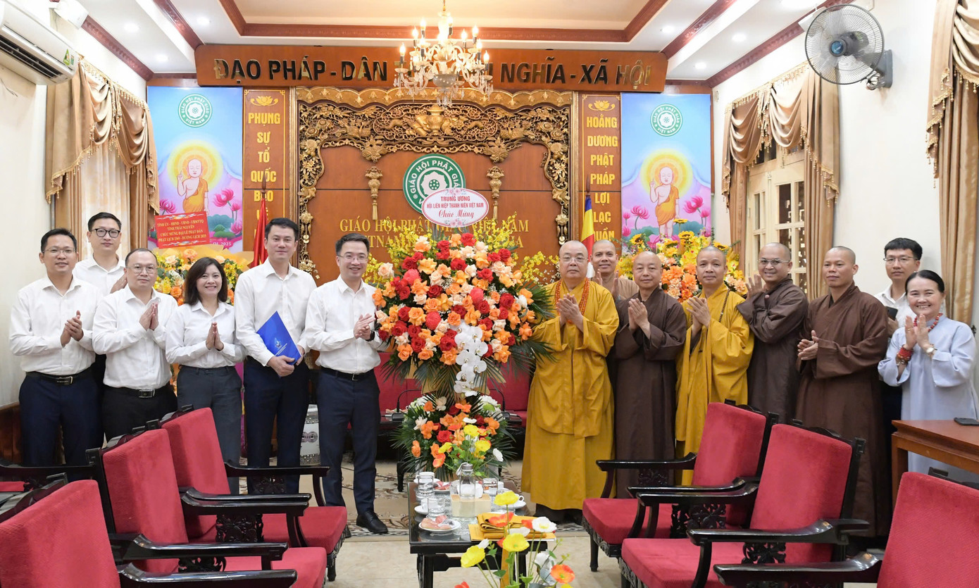 Anh Nguyễn Tường Lâm tặng hoa chúc mừng T.Ư Giáo hội Phật giáo Việt Nam. Ảnh: Lâm Đăng Hải Anh Nguyễn Tường Lâm tặng hoa chúc mừng T.Ư Giáo hội Phật giáo Việt Nam. Ảnh: Lâm Đăng Hải