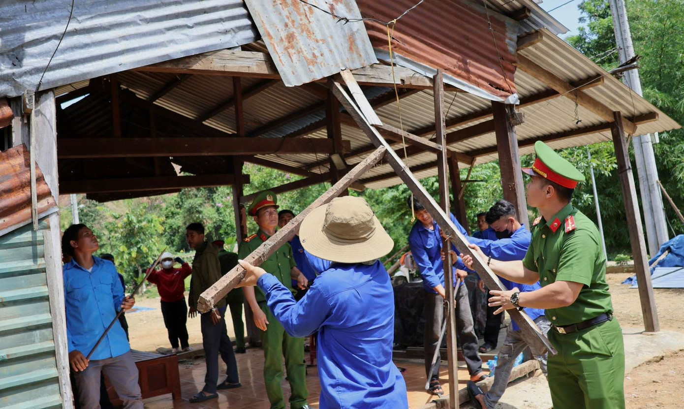 Đoàn viên thanh niên Quảng Nam hỗ trợ xoá nhà tạm. Ảnh: TĐQN