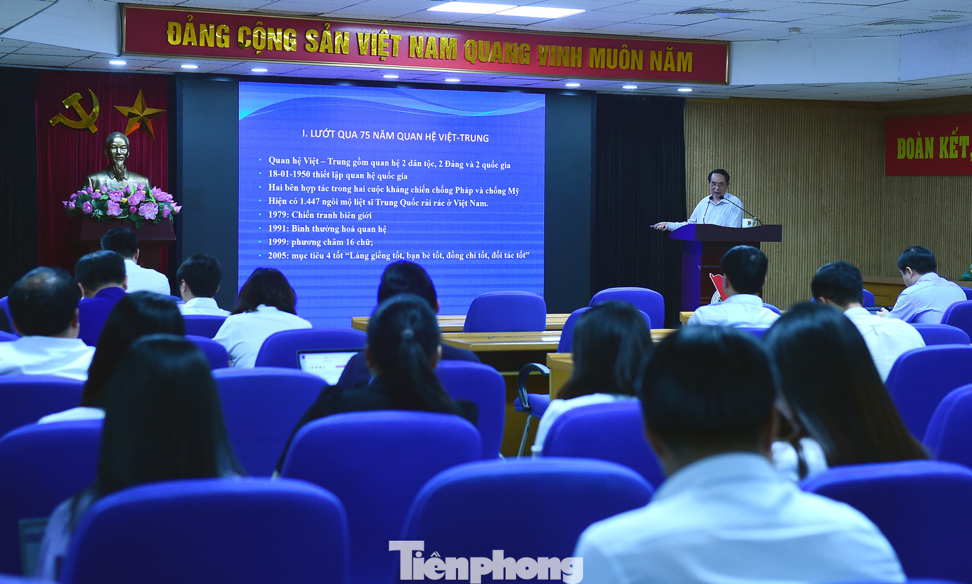 Các đại biểu theo dõi thông tin tại hội nghị. Ảnh: Xuân Tùng