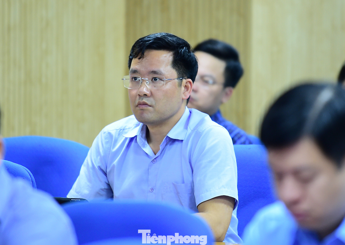 Các đại biểu theo dõi thông tin tại hội nghị. Ảnh: Xuân Tùng