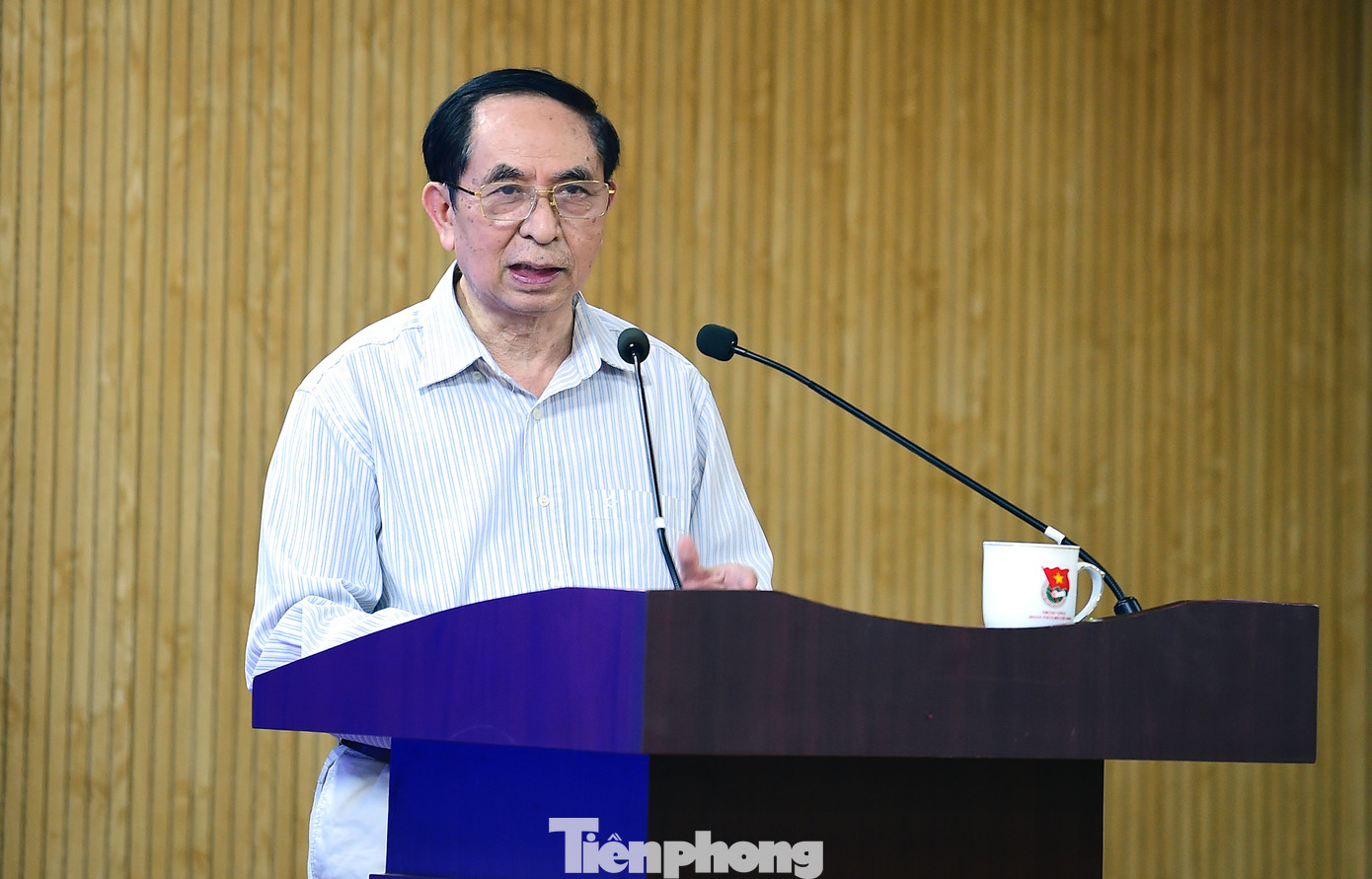 Ông Nguyễn Vinh Quang trao đổi tại hội nghị. Ảnh: Xuân Tùng