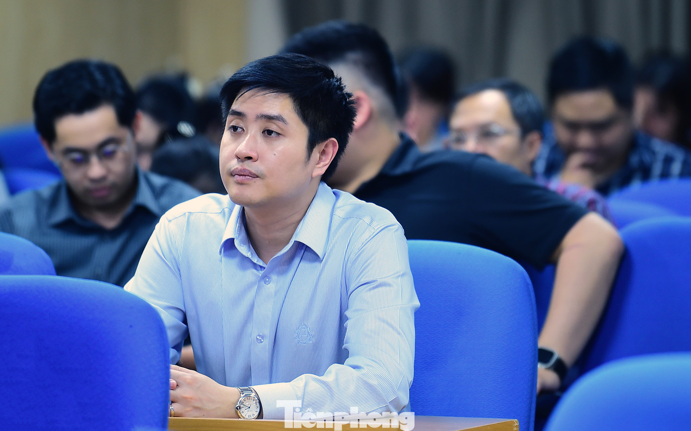 Các đại biểu theo dõi thông tin tại hội nghị. Ảnh: Xuân Tùng