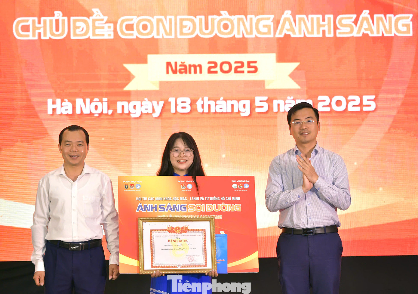 Ban tổ chức trao giải Nhất cho thí sinh Tống Thị Minh Anh. Ảnh: P.Linh Ban tổ chức trao giải Nhất cho thí sinh Tống Thị Minh Anh. Ảnh: P.Linh