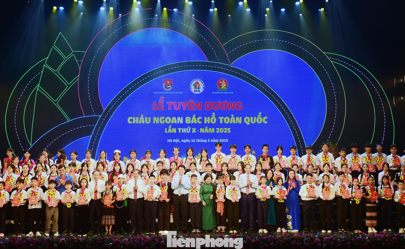 500 đại biểu cháu ngoan Bác Hồ toàn quốc vinh dự được Chủ tịch nước Lương Cường tặng biểu trưng ảnh Bác Hồ và học bổng; Bằng khen của T.Ư Đoàn và Chứng nhận Cháu ngoan Bác Hồ. Ảnh: Xuân Tùng