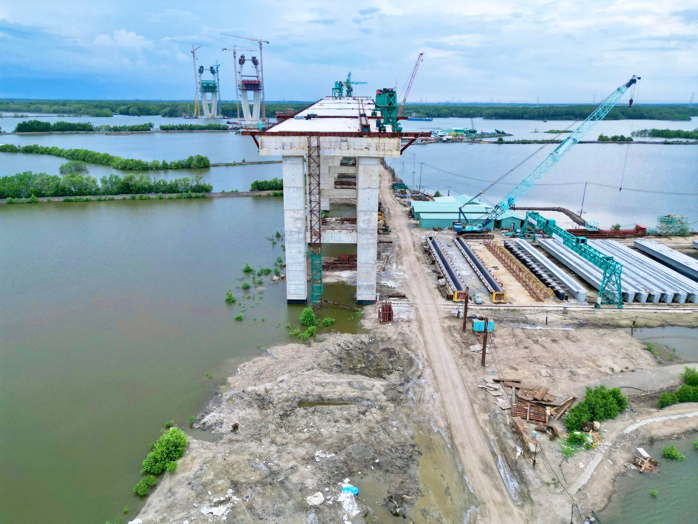 Trong đó, gói thầu số 38 từ đầu tuyến đến trụ T36-T37 nhà thầu đã hoàn thành 100% cọc bê tông cốt thép, cọc khoan nhồi, modul tường chắn và thi công xong 26 trụ/mố cầu. Trên công trường, các nhịp cầu đã dần lộ diện với 11/37 nhịp SuperT được lắp đặt và nhiều bản mặt cầu đang thành hình, sản lượng đạt khoảng 60%.