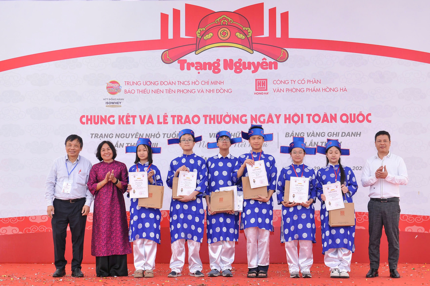 Ban Tổ chức trao danh hiệu Bảng nhãn nội dung Bảng vàng ghi danh.