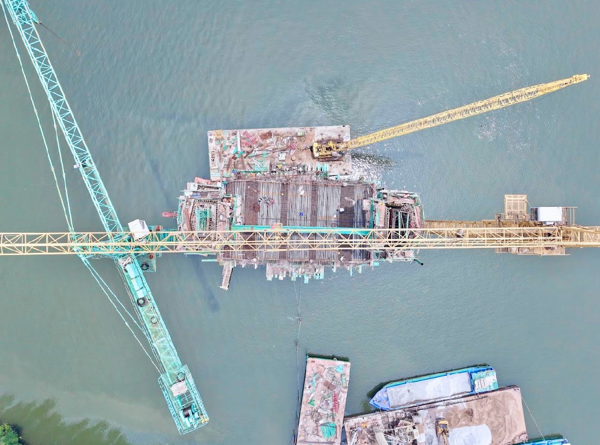 Hiện nay, công nhân đang tập trung thi công trụ cầu, các nhịp, bản mặt cầu. Một số vị trí đang hoàn thiện các đốt thân tháp nền móng, đào đắp, san lấp… Khung cảnh thi công trên sôi động từ tờ mờ sáng đến đêm khuya, có những thời điểm phải thi công xuyên đêm liên tục để tăng sản lượng công việc.