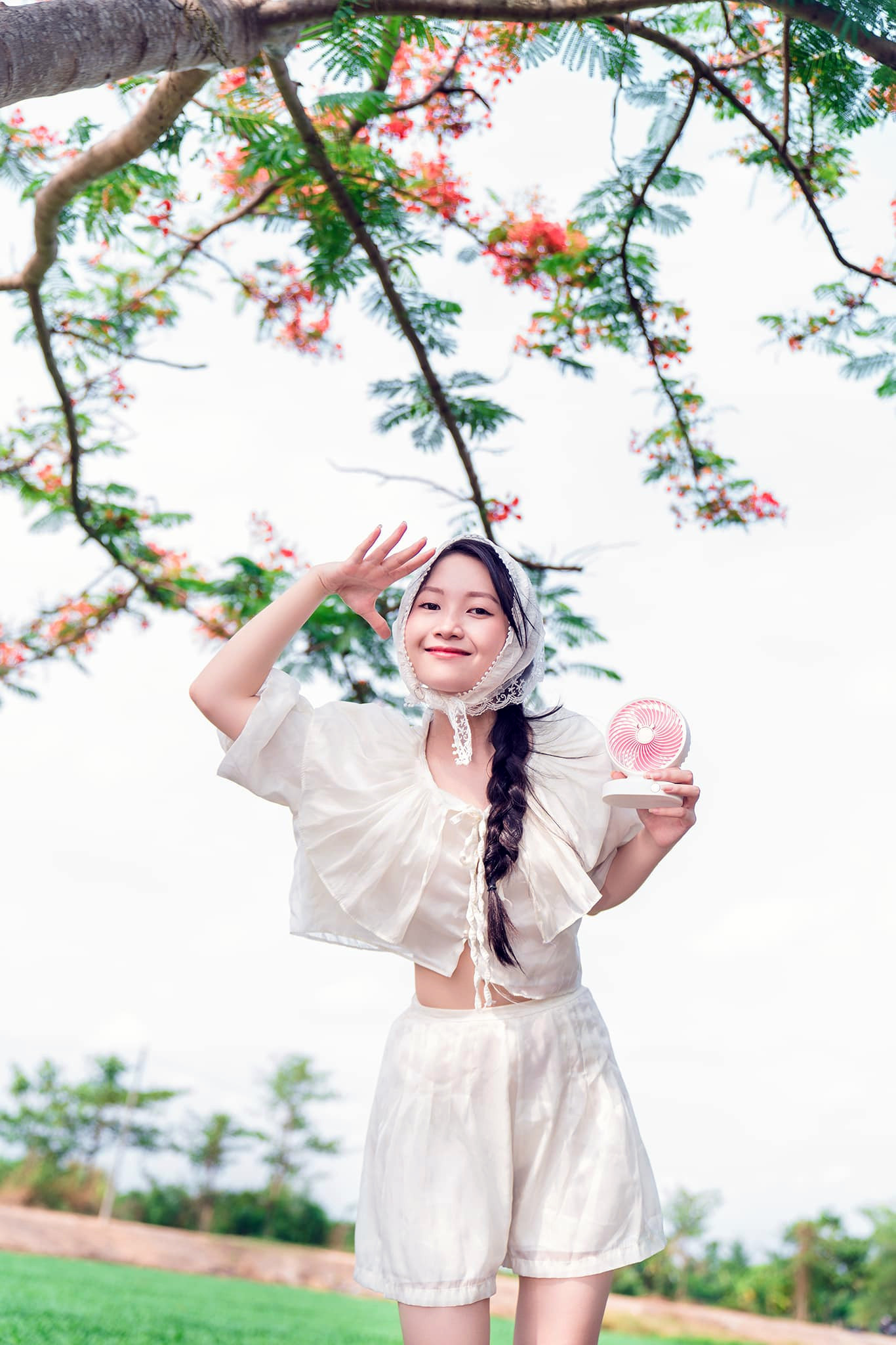 Thời điểm ánh sáng đẹp nhất để chụp ảnh với cây phượng là từ 6-8h, 16-18h. Du khách tới đây nên chú ý giữ vệ sinh chung, không bẻ cành, hái hoa và không làm hư hại rau màu của bà con. Ảnh: Hiếu Nguyễn