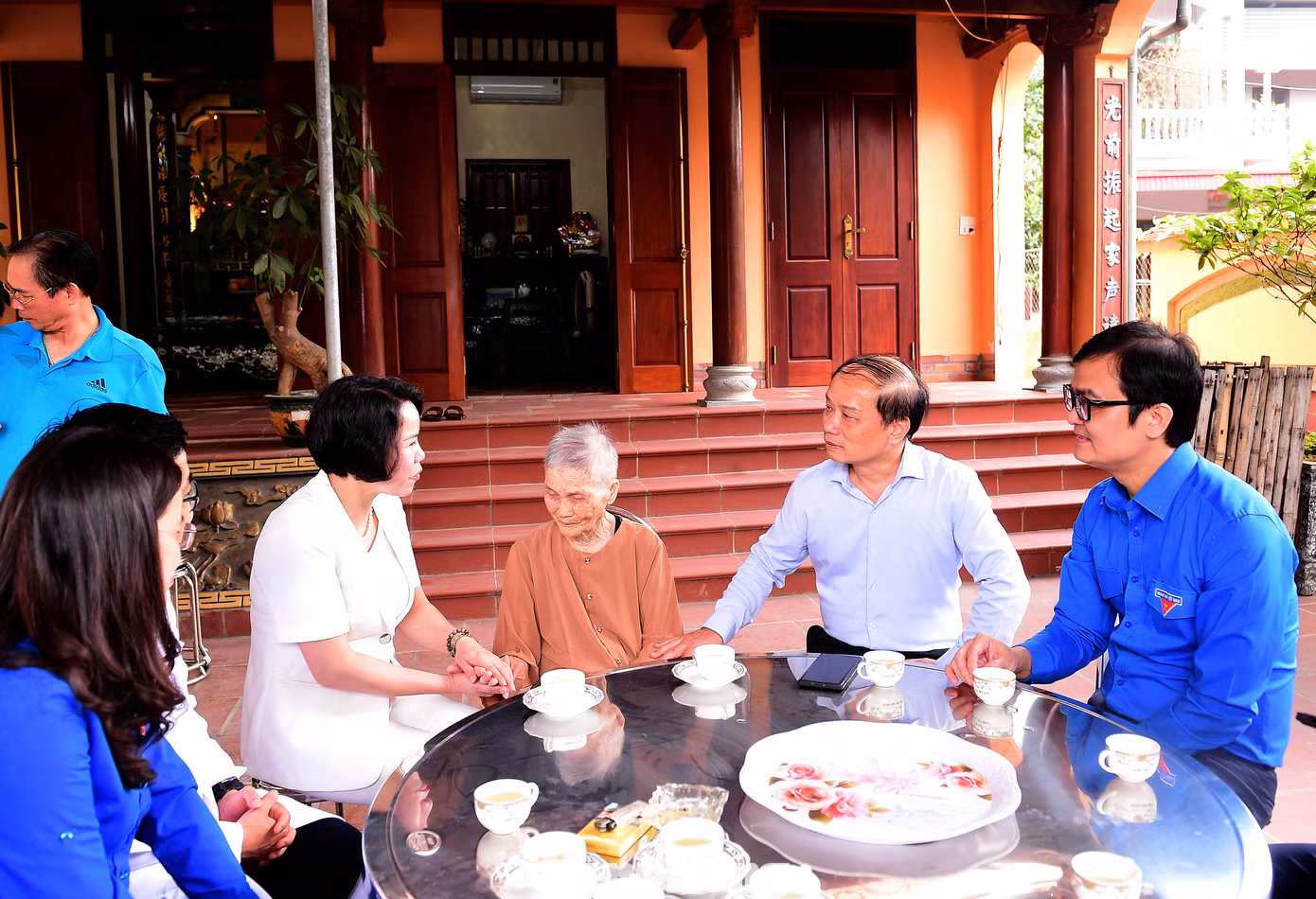 Trong khuôn khổ chương trình, các đại biểu đã thăm hỏi, tặng quà động viên Mẹ Việt Nam anh hùng. Thầy thuốc trẻ theo đoàn tiến hành khám, tư vấn chăm sóc sức khoẻ đối với các mẹ. Ảnh: Xuân Tùng
