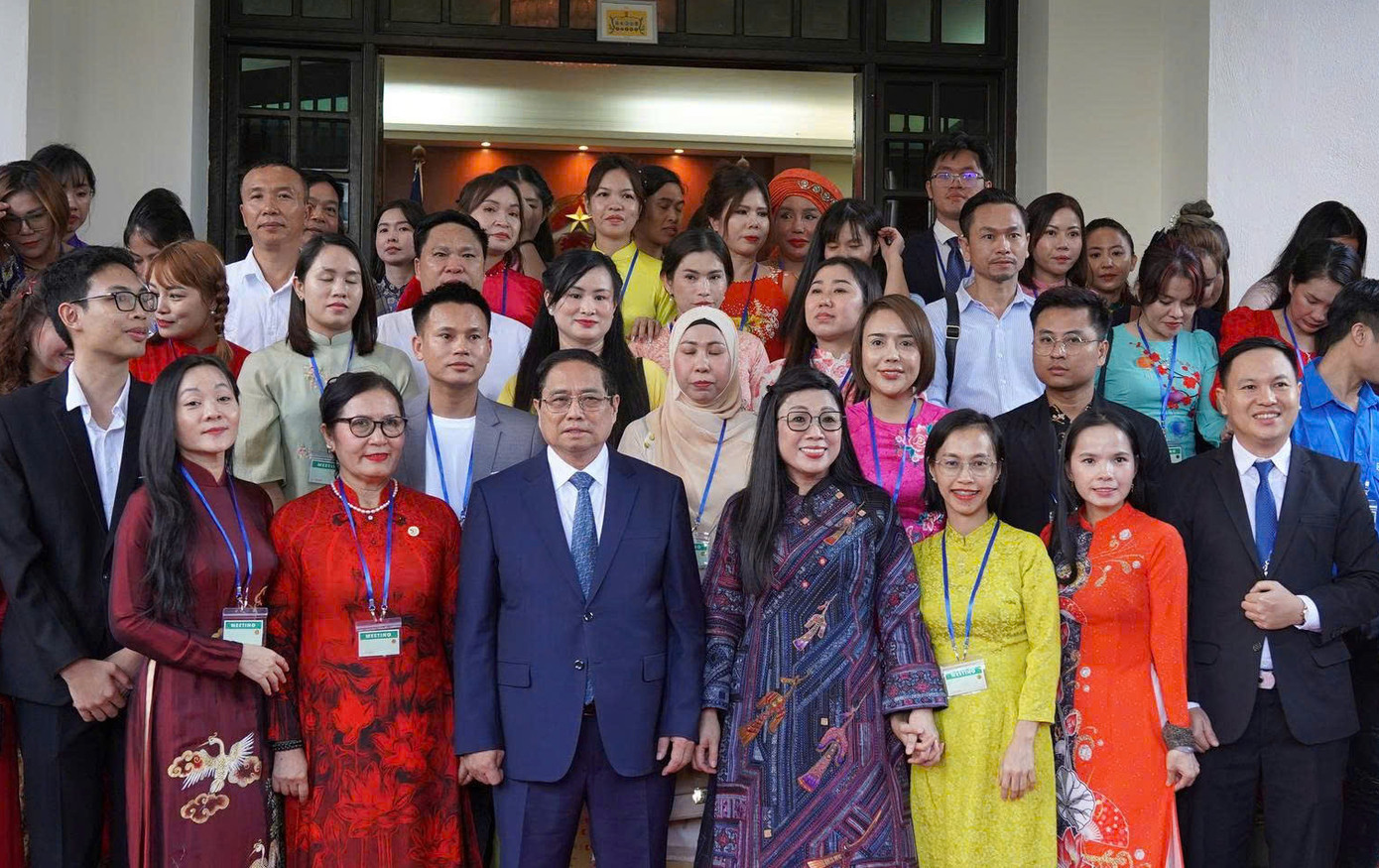 Anh Trần Nam Trung cùng các lưu học sinh, kiều bào Việt Nam tại Malaysia chụp ảnh cùng Thủ tướng Phạm Minh Chính và phu nhân. Anh Trần Nam Trung cùng các lưu học sinh, kiều bào Việt Nam tại Malaysia chụp ảnh cùng Thủ tướng Phạm Minh Chính và phu nhân.