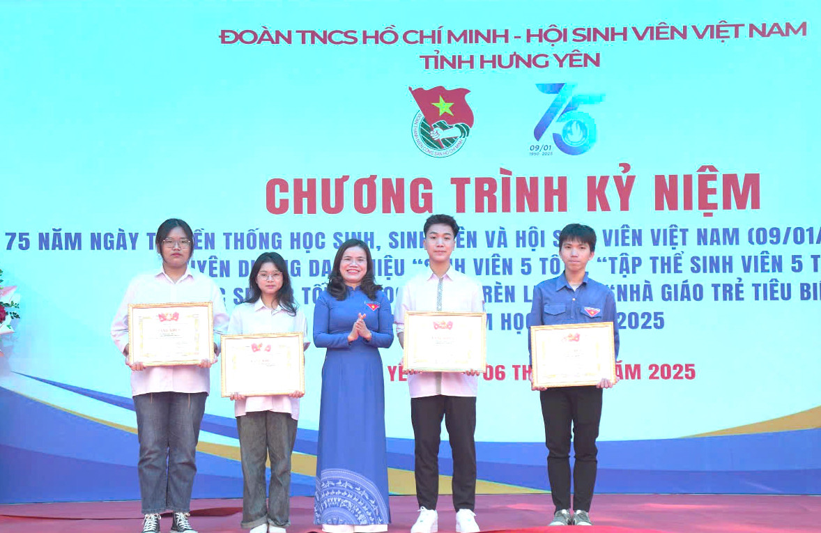 Nguyễn Đức Trọng (thứ hai từ phải sang) tích cực tham gia các hoạt động ngoại khoá và phong trào thanh thiếu niên do Đoàn tổ chức. Ảnh: NVCC