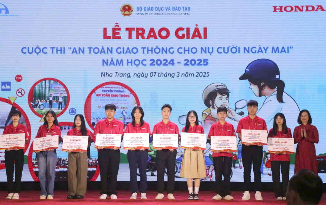 Đức Trọng (thứ 6 từ phải sang) đoạt giải Nhất cuộc thi "An toàn giao thông cho nụ cười ngày mai". Ảnh: NVCC