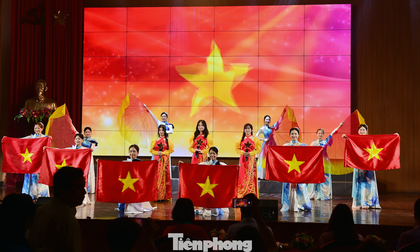 Ngày 9/5, tại Học viện Tài chính, Đoàn Thanh niên – Hội Sinh viên Việt Nam Thành phố Hà Nội tổ chức Ngày hội “Sinh viên 5 tốt” lần thứ VI năm 2025. Dự chương trình có anh Nguyễn Bá Cát - Ủy viên Ban Chấp hành, Phó Trưởng ban Thanh niên trường học T.Ư Đoàn, Phó Chủ tịch T.Ư Hội Sinh viên Việt Nam. Ảnh: Xuân Tùng