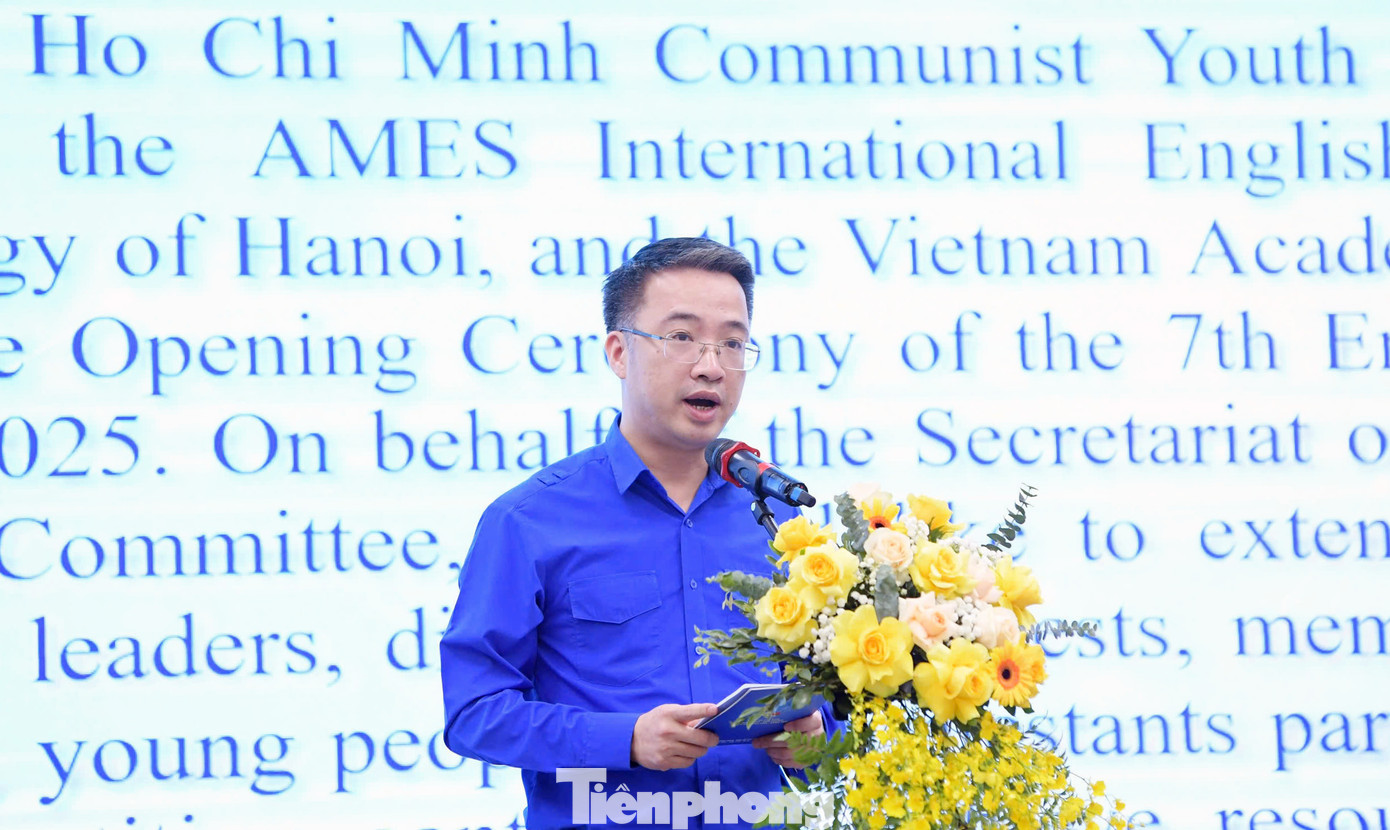 Phát biểu tại chương trình, anh Nguyễn Tường Lâm - Bí thư Trung ương Đoàn, Chủ tịch Hội LHTN Việt Nam nhấn mạnh, trong một bộ máy hành chính hiện đại, minh bạch và hội nhập, đội ngũ cán bộ trẻ phải không chỉ giỏi chuyên môn mà còn cần tư duy toàn cầu, khả năng làm việc trong môi trường đa văn hóa và ngoại ngữ tốt, để trở thành cầu nối hiệu quả giữa Việt Nam và thế giới. Cuộc thi Olympic tiếng Anh dành cho cán bộ trẻ được tổ chức nhằm khơi dậy tinh thần học tập, rèn luyện ngoại ngữ trong đội ngũ cán bộ trẻ trên toàn quốc.