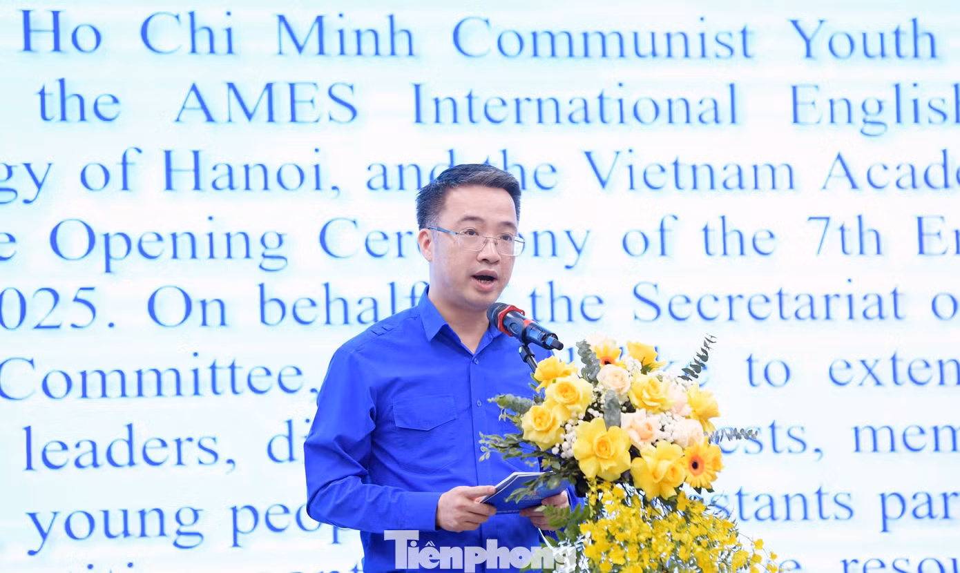 Phát biểu tại chương trình, anh Nguyễn Tường Lâm - Bí thư Trung ương Đoàn, Chủ tịch Hội LHTN Việt Nam nhấn mạnh, trong một bộ máy hành chính hiện đại, minh bạch và hội nhập, đội ngũ cán bộ trẻ phải không chỉ giỏi chuyên môn mà còn cần tư duy toàn cầu, khả năng làm việc trong môi trường đa văn hóa và ngoại ngữ tốt, để trở thành cầu nối hiệu quả giữa Việt Nam và thế giới. Cuộc thi Olympic tiếng Anh dành cho cán bộ trẻ được tổ chức nhằm khơi dậy tinh thần học tập, rèn luyện ngoại ngữ trong đội ngũ cán bộ trẻ trên toàn quốc.