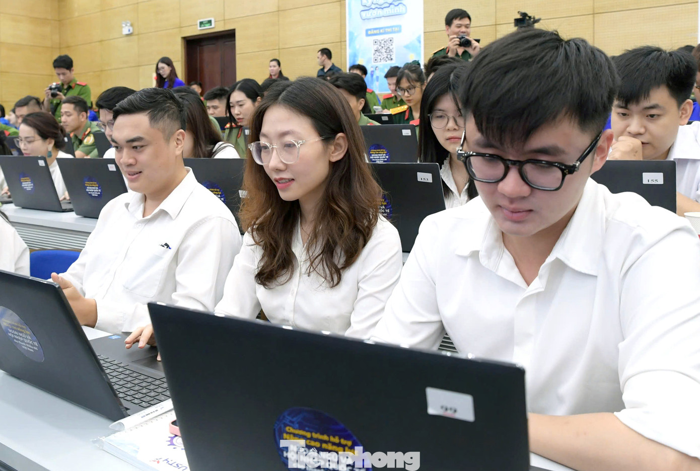 Ngay sau lễ khai mạc là phần thi hưởng ứng Cuộc thi Olympic tiếng Anh dành cho cán bộ trẻ lần thứ VII, năm 2025. Tham gia thi trực tiếp có 60 thí sinh ở 3 bảng đối tượng; cùng đông đảo thí sinh tự do trên toàn quốc thi hưởng ứng trực tuyến trên website của Cuộc thi: https://cbt.olympicenglish.vn, Ứng dụng Thanh niên Việt Nam.