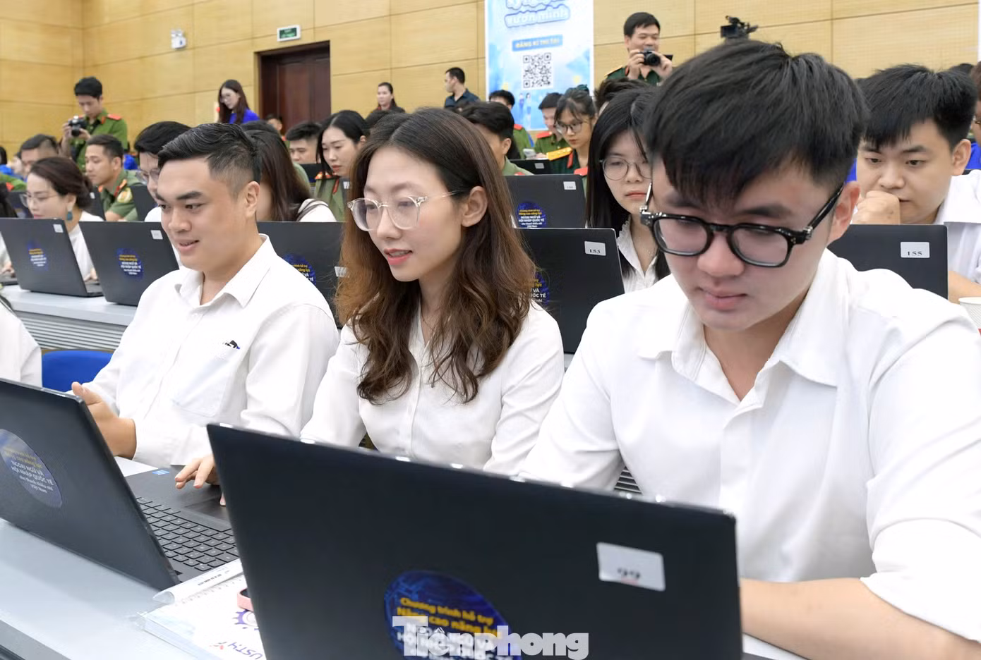 Ngay sau lễ khai mạc là phần thi hưởng ứng Cuộc thi Olympic tiếng Anh dành cho cán bộ trẻ lần thứ VII, năm 2025. Tham gia thi trực tiếp có 60 thí sinh ở 3 bảng đối tượng; cùng đông đảo thí sinh tự do trên toàn quốc thi hưởng ứng trực tuyến trên website của Cuộc thi: https://cbt.olympicenglish.vn, Ứng dụng Thanh niên Việt Nam.