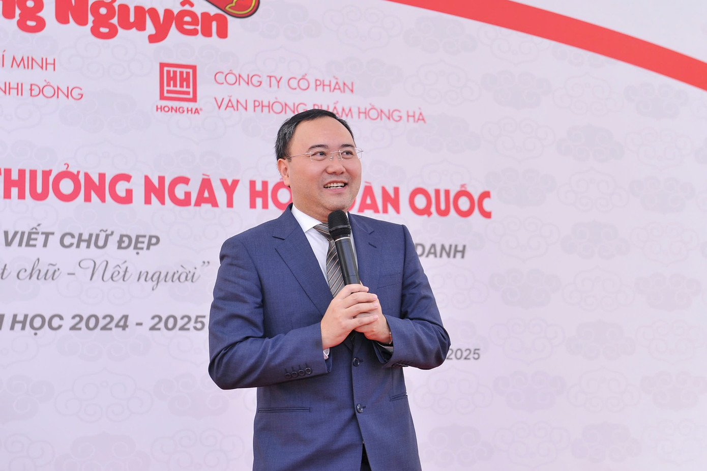 Ông Phạm Trung Kiên - Tổng Giám đốc Công ty CP Văn phòng phẩm Hồng Hà, Phó Trưởng Ban tổ chức, chia sẻ: “Suốt hơn 20 năm đồng hành cùng Ngày hội Trạng nguyên nhỏ tuổi, chúng tôi luôn tin rằng việc vun đắp tri thức và gìn giữ những giá trị đẹp trong tâm hồn học sinh chính là nền tảng cho tương lai đất nước. Chúng tôi tự hào góp phần tiếp sức cho thế hệ trẻ Việt Nam tự tin chinh phục tri thức, nối dài truyền thống hiếu học ngàn đời.