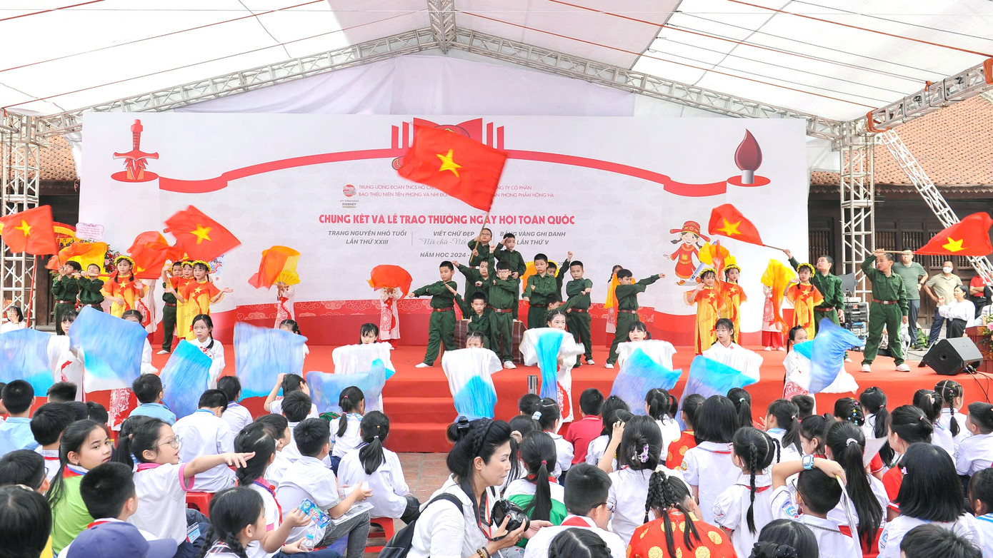 Trong không khí xúc động, hướng về mốc son chói lọi của lịch sử dân tộc, chương trình diễn ra các tiết mục văn nghệ đậm đà bản sắc Việt Nam. Đặc biệt, sau các phần thi, các sĩ tử nhỏ tuổi đã có dịp trải nghiệm không gian thực cảnh tái hiện dấu ấn 50 năm Ngày Giải phóng miền Nam, thống nhất đất nước; chụp ảnh ở khu vực “check-in” ý nghĩa.