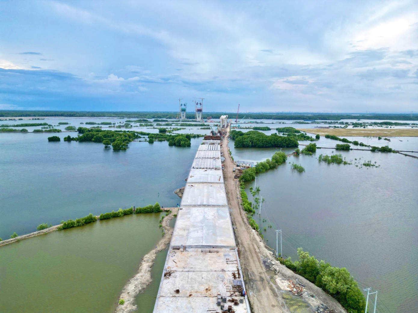 Những nhịp cầu cạn từ phía đường dẫn trên địa phận tỉnh Bà Rịa - Vũng Tàu lên cầu chính cũng đã được lắp đặt, công nhân tiếp tục tăng tốc thi công bản mặt cầu, làm ngày làm đêm để lần lượt hoàn thành các công việc.