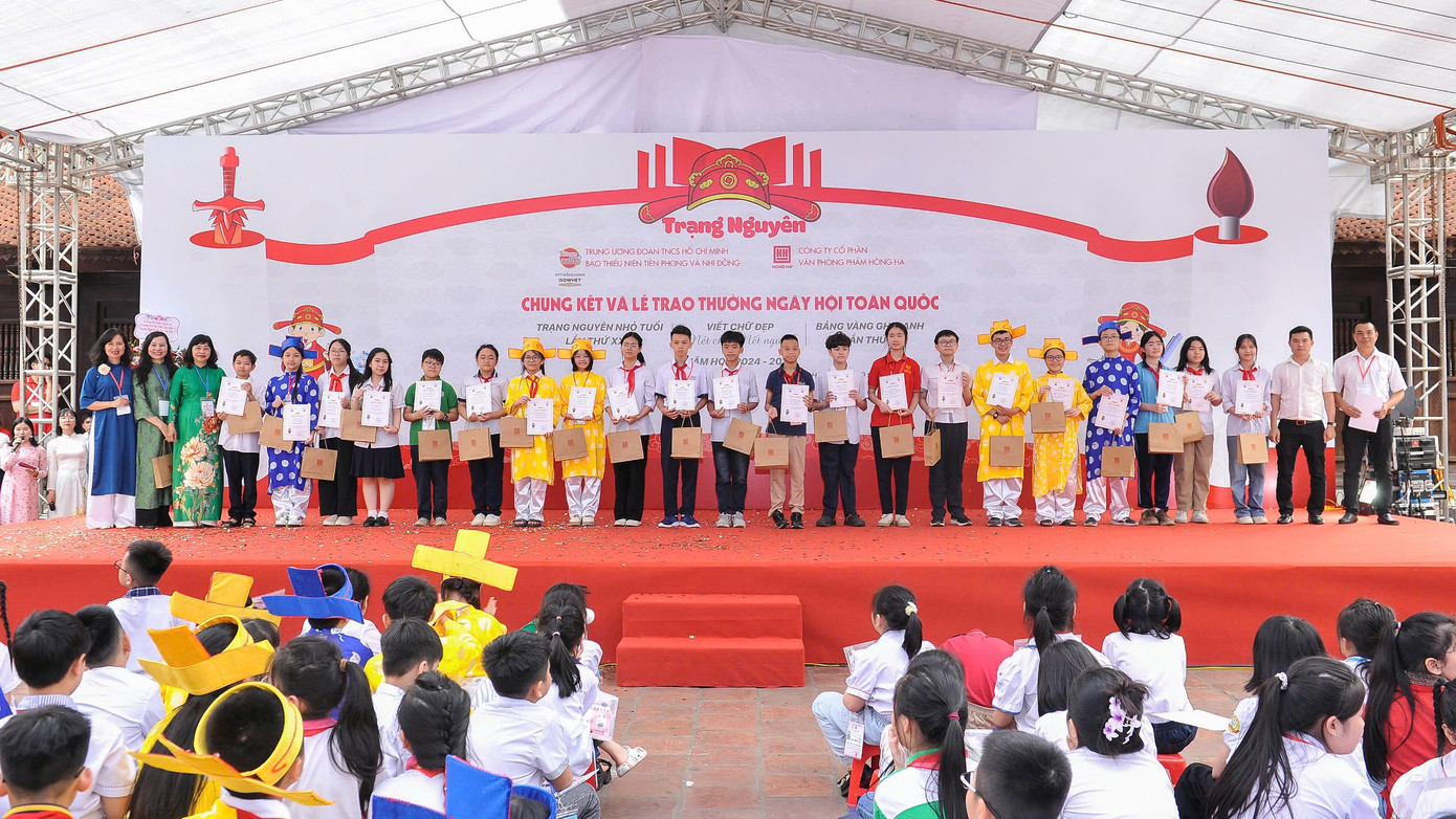 Ban Tổ chức trao giải đồng đội ở nội dung Trạng nguyên nhỏ tuổi.