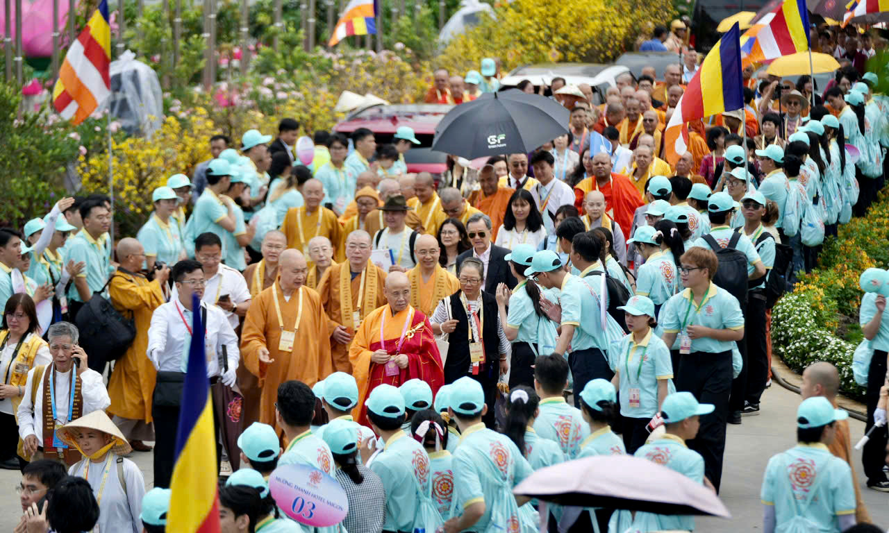 Tham gia hỗ trợ phục vụ tại Đại lễ Vesak 2025 có gần 600 thanh niên tình nguyện. Ảnh: Lê Ngọc Ánh