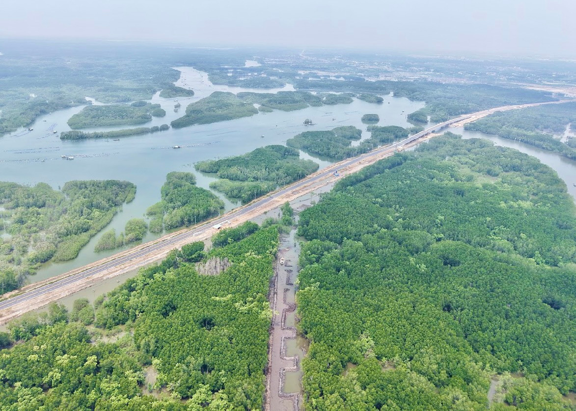 Cũng theo Ban QLDA, trên công trường nhà thầu đang huy động khoảng 350 kỹ sư, công nhân cùng nhiều cẩu siêu trọng lực lên đến 350 tấn, 250 tấn, các loại cẩu tháp để thi công. Cầu này có tổng chiều dài gần 4,4km, với phần cầu chính dài hơn 3,5km, kết nối từ Phú Mỹ (Bà Rịa - Vũng Tàu) sang huyện Nhơn Trạch (Đồng Nai) với điểm đầu nối với tuyến đường liên cảng Cái Mép - Thị Vải (tỉnh Bà Rịa - Vũng Tàu) và điểm cuối kết nối với tuyến đường vào cảng Phước An (huyện Nhơn Trạch).