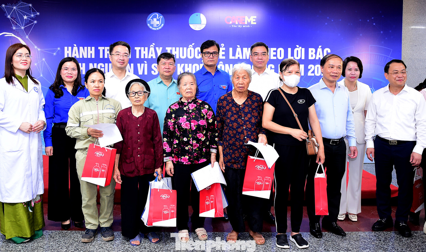 Phó Trưởng Ban Tuyên giáo và Dân vận Trung ương Phạm Tất Thắng và Bí thư thứ nhất T.Ư Đoàn Bùi Quang Huy cùng các đại biểu, Ban Tổ chức tặng quà người dân đến khám bệnh tại chương trình. Ảnh: Xuân Tùng Phó Trưởng Ban Tuyên giáo và Dân vận Trung ương Phạm Tất Thắng và Bí thư thứ nhất T.Ư Đoàn Bùi Quang Huy cùng các đại biểu, Ban Tổ chức tặng quà người dân đến khám bệnh tại chương trình. Ảnh: Xuân Tùng