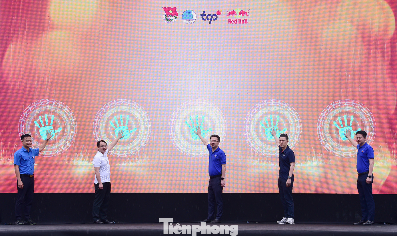 Tại chương trình, anh Nguyễn Tường Lâm - Bí thư T.Ư Đoàn, Chủ tịch Hội LHTN Việt Nam; anh Nguyễn Kim Quy - Ủy viên Ban Thường vụ, Trưởng Ban Mặt trận Thanh niên T.Ư Đoàn, Phó Chủ tịch thường trực Hội LHTN Việt Nam; ông Nguyễn Văn Dũng - Trưởng Ban Tuyên giáo và Dân vận Tỉnh ủy Bắc Giang; anh Bùi Văn Hoàng - Phó Bí thư phụ trách Tỉnh Đoàn Bắc Giang và đại diện đơn vị đồng hành thực hiện nghi lễ khởi động Ngày hội “Thanh niên công nhân – Lan tỏa năng lượng tích cực” tại Bắc Giang.