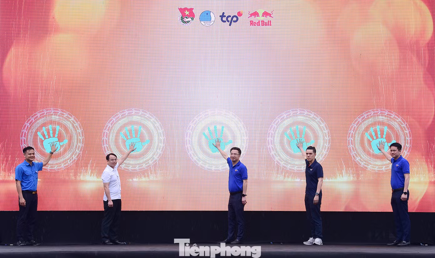 Tại chương trình, anh Nguyễn Tường Lâm - Bí thư T.Ư Đoàn, Chủ tịch Hội LHTN Việt Nam; anh Nguyễn Kim Quy - Ủy viên Ban Thường vụ, Trưởng Ban Mặt trận Thanh niên T.Ư Đoàn, Phó Chủ tịch thường trực Hội LHTN Việt Nam; ông Nguyễn Văn Dũng - Trưởng Ban Tuyên giáo và Dân vận Tỉnh ủy Bắc Giang; anh Bùi Văn Hoàng - Phó Bí thư phụ trách Tỉnh Đoàn Bắc Giang và đại diện đơn vị đồng hành thực hiện nghi lễ khởi động Ngày hội “Thanh niên công nhân – Lan tỏa năng lượng tích cực” tại Bắc Giang.