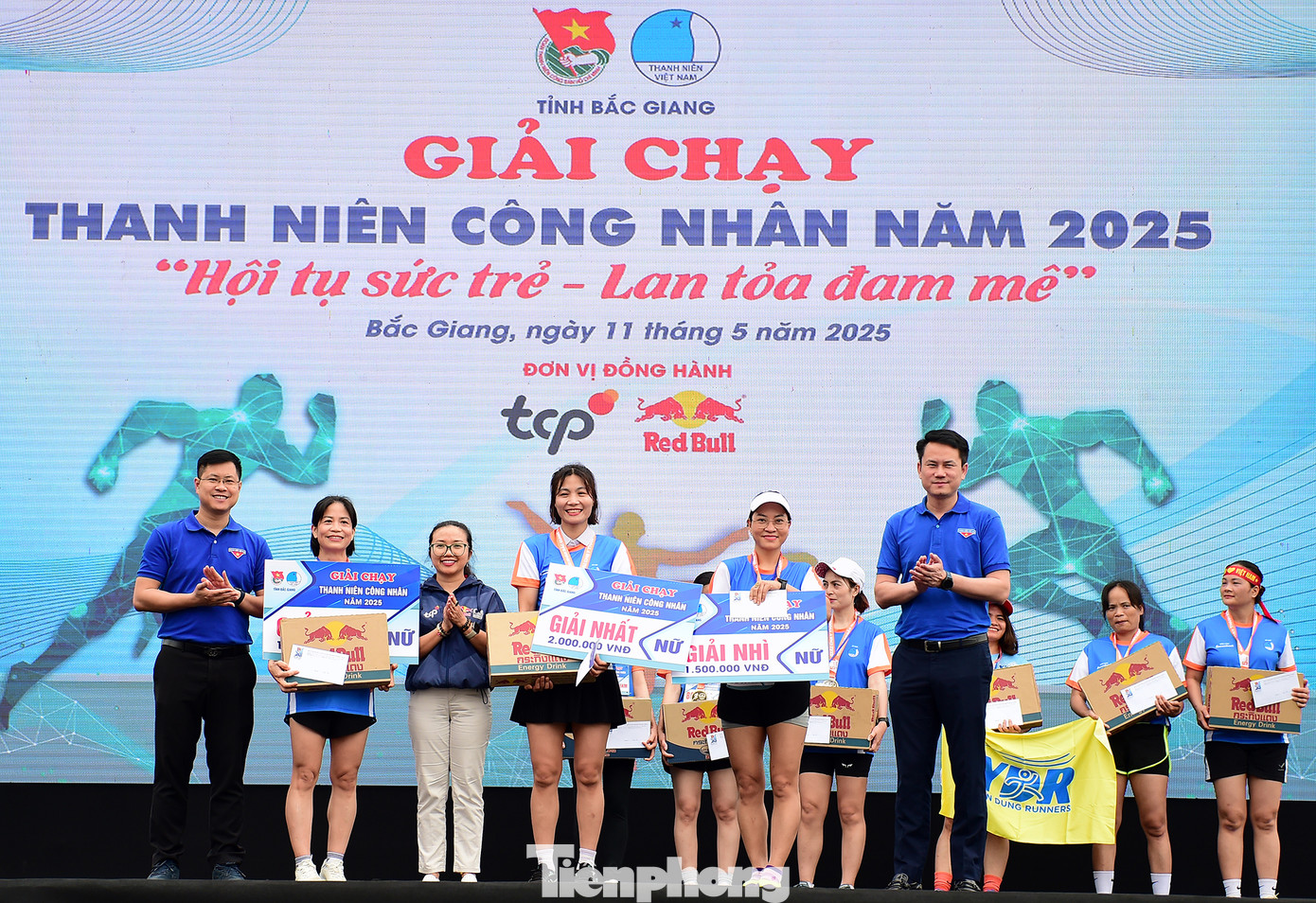 Chuỗi ngày hội năm 2025 dự kiến thu hút hơn 6.000 thanh niên công nhân tham gia. Trong đó, 3.000 thanh niên công nhân được tư vấn, khám chữa bệnh, phát thuốc miễn phí và tặng quà; gần 100 phần quà được tặng trong chương trình bốc thăm trúng thưởng, trong đó có 6 xe máy Honda Wave RSX được trao tặng, với tổng giải thưởng gần 300 triệu đồng. (Trong ảnh, Ban Tổ chức trao giải thưởng cho các cá nhân, tập thể đoạt giải tại nội dung thi tập thể, giải chạy).
