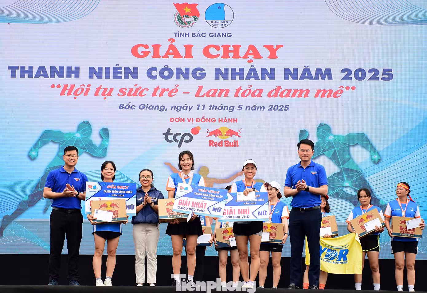 Chuỗi ngày hội năm 2025 dự kiến thu hút hơn 6.000 thanh niên công nhân tham gia. Trong đó, 3.000 thanh niên công nhân được tư vấn, khám chữa bệnh, phát thuốc miễn phí và tặng quà; gần 100 phần quà được tặng trong chương trình bốc thăm trúng thưởng, trong đó có 6 xe máy Honda Wave RSX được trao tặng, với tổng giải thưởng gần 300 triệu đồng. (Trong ảnh, Ban Tổ chức trao giải thưởng cho các cá nhân, tập thể đoạt giải tại nội dung thi tập thể, giải chạy).