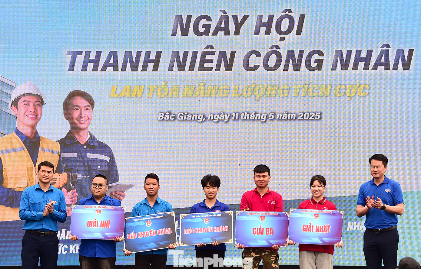Chuỗi ngày hội năm 2025 dự kiến thu hút hơn 6.000 thanh niên công nhân tham gia. Trong đó, 3.000 thanh niên công nhân được tư vấn, khám chữa bệnh, phát thuốc miễn phí và tặng quà; gần 100 phần quà được tặng trong chương trình bốc thăm trúng thưởng, trong đó có 6 xe máy Honda Wave RSX được trao tặng, với tổng giải thưởng gần 300 triệu đồng. (Trong ảnh, Ban Tổ chức trao giải thưởng cho các cá nhân, tập thể đoạt giải tại nội dung thi tập thể, giải chạy).