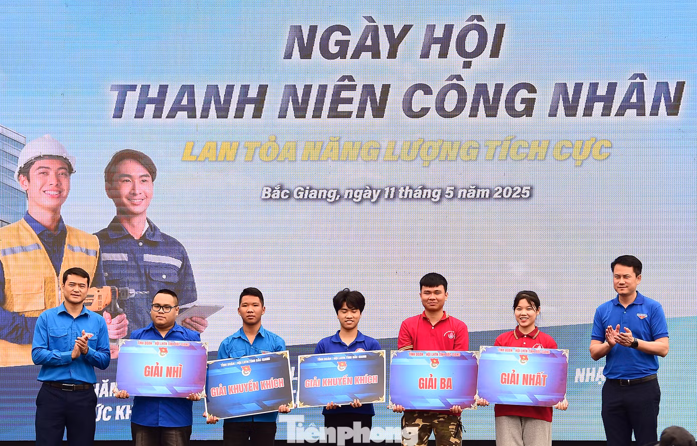 Chuỗi ngày hội năm 2025 dự kiến thu hút hơn 6.000 thanh niên công nhân tham gia. Trong đó, 3.000 thanh niên công nhân được tư vấn, khám chữa bệnh, phát thuốc miễn phí và tặng quà; gần 100 phần quà được tặng trong chương trình bốc thăm trúng thưởng, trong đó có 6 xe máy Honda Wave RSX được trao tặng, với tổng giải thưởng gần 300 triệu đồng. (Trong ảnh, Ban Tổ chức trao giải thưởng cho các cá nhân, tập thể đoạt giải tại nội dung thi tập thể, giải chạy).