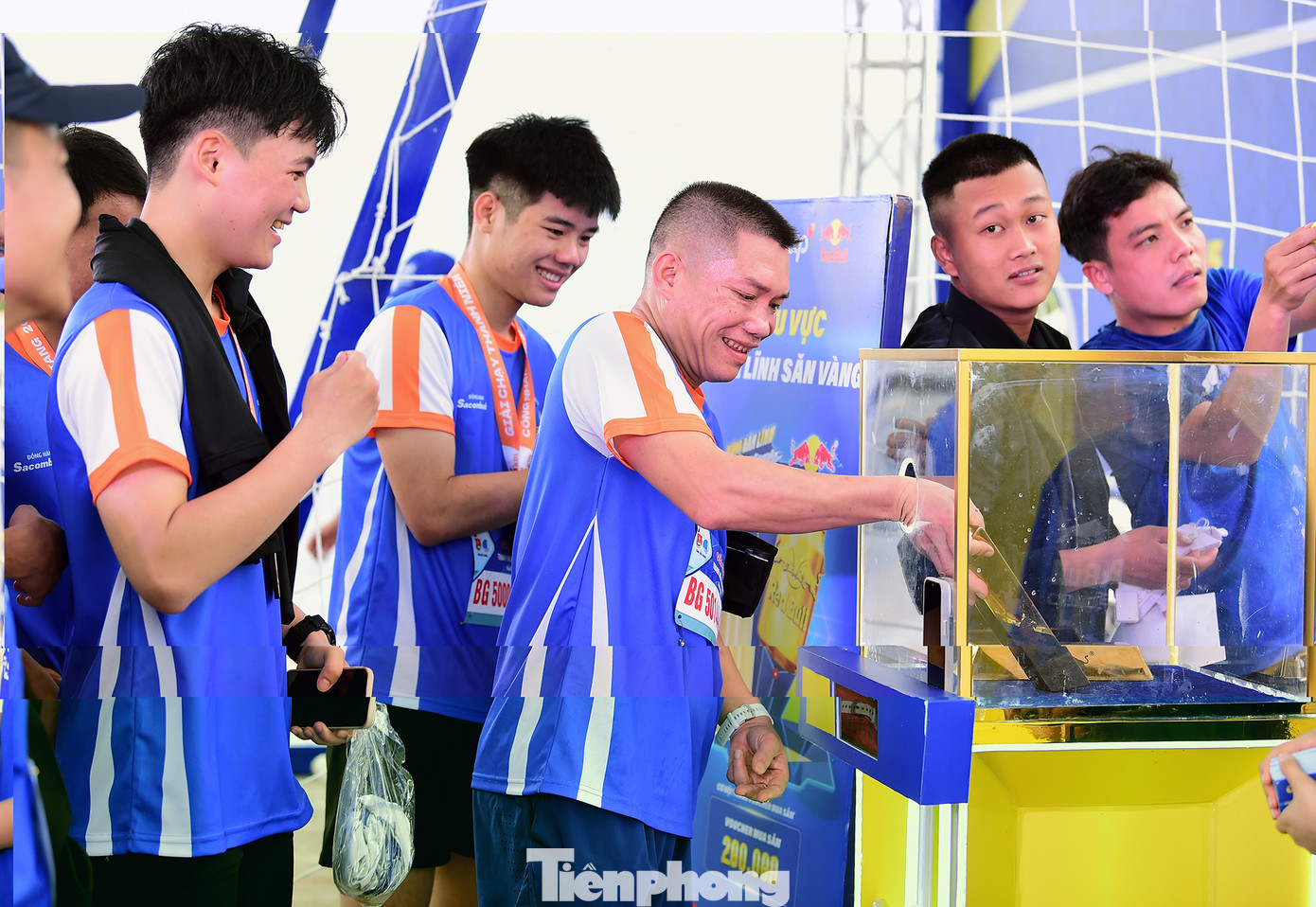 Ngoài ra, trong khuôn khổ ngày hội còn diễn ra hoạt động bốc thăm may mắn trúng thưởng dành cho các thanh niên công nhân. Trong đó, có hai giải Đặc biệt là xe máy (trị giá 25 triệu đồng/giải) và 20 phần quà khác.