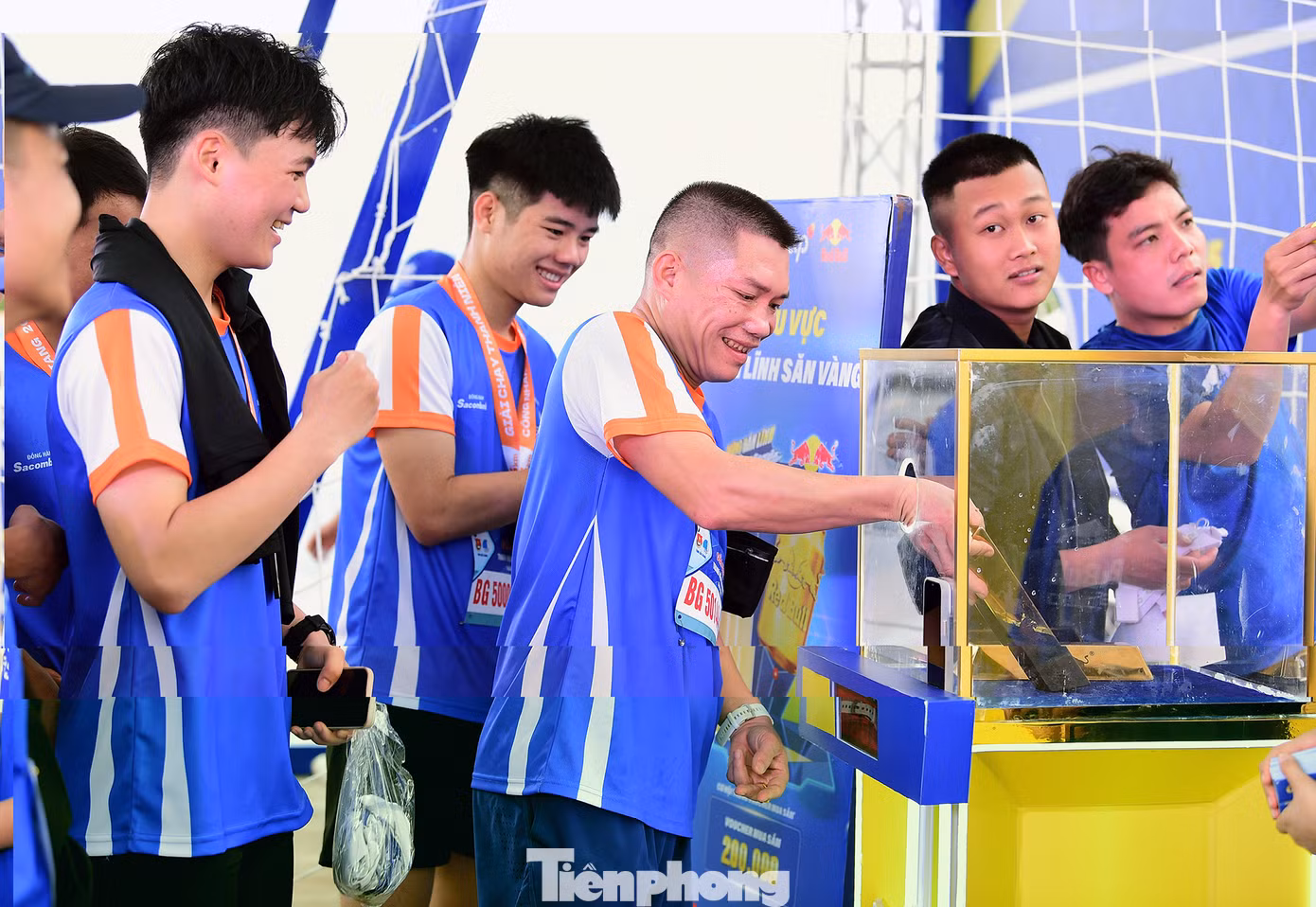 Ngoài ra, trong khuôn khổ ngày hội còn diễn ra hoạt động bốc thăm may mắn trúng thưởng dành cho các thanh niên công nhân. Trong đó, có hai giải Đặc biệt là xe máy (trị giá 25 triệu đồng/giải) và 20 phần quà khác.