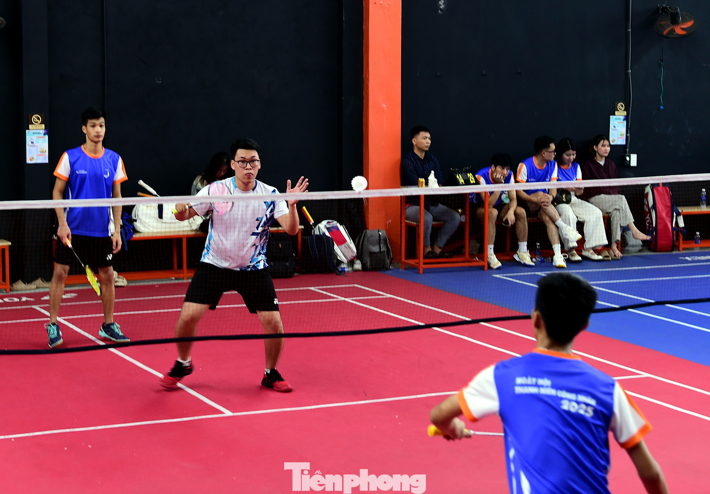 Chia sẻ với phóng viên, anh Giáp Văn Hưng (công ty TNHH và SX Saiwa Việt Nam, Bắc Giang) cho biết, đây là lần đầu tham gia giải cầu lông thanh niên công nhân và rất ấn tượng với không khí tranh tài, cổ vũ trên sân đấu. "Thi đấu thể dục thể thao là hoạt động rất ý nghĩa, không chỉ tạo không khí sôi nổi cho ngày hội mà còn khuyến khích việc rèn luyện thể dục thể thao và cơ hội giao lưu cho các bạn trẻ sau những giờ làm việc. Tôi hy vọng sẽ có thêm nhiều giải đấu thể thao khác, như cầu lông dành cho thanh niên nói chung và thanh niên đang làm việc ở các công ty, khu công nghiệp như chúng tôi", anh Hưng nói.