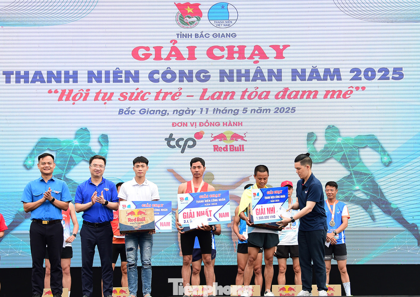 Chuỗi ngày hội năm 2025 dự kiến thu hút hơn 6.000 thanh niên công nhân tham gia. Trong đó, 3.000 thanh niên công nhân được tư vấn, khám chữa bệnh, phát thuốc miễn phí và tặng quà; gần 100 phần quà được tặng trong chương trình bốc thăm trúng thưởng, trong đó có 6 xe máy Honda Wave RSX được trao tặng, với tổng giải thưởng gần 300 triệu đồng. (Trong ảnh, Ban Tổ chức trao giải thưởng cho các cá nhân, tập thể đoạt giải tại nội dung thi tập thể, giải chạy).