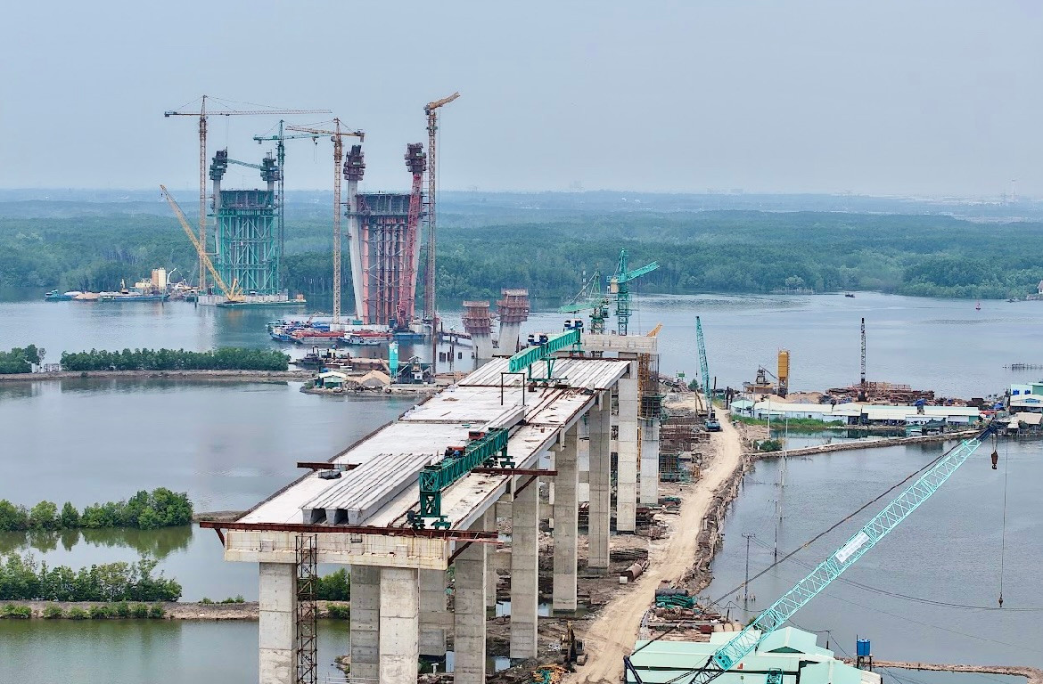 Theo Ban QLDA Giao thông khu vực và chuyên ngành nông nghiệp dự án này được chia thành 5 gói thầu chính, tiến độ tổng thể đang được kiểm soát tốt, đảm bảo theo kế hoạch. Ở gói thầu số 38 và 39, công nhân đang đẩy nhanh lắp dầm, thi công tháp cầu. Tới nay, nhiều tháp trụ cầu chính đã vươn mình ra giữa sông. Tổng sản lượng hai gói thầu quan trọng này đã đạt hơn 52%.