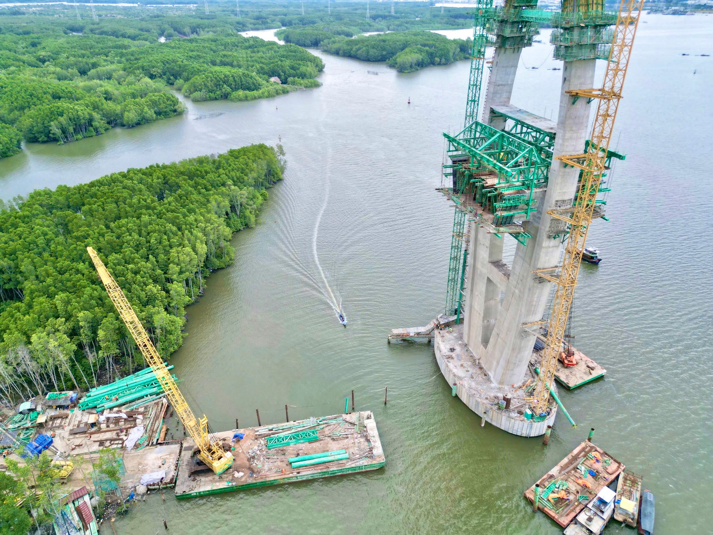 Cầu Phước An có trụ chính thông thuyền lên đến 55m, được thiết kế theo kết cấu dây văng, sử dụng thép chịu lực tạo sự vững chắc. Đến thời điểm này đang cùng với cầu Bình Khánh - Phước Khánh trên cao tốc Bến Lức - Long Thành có tĩnh không thông thuyền cao nhất nước. Cho phép tàu có trọng tải lên đến 30.000 tấn lưu thông mà không gặp trở ngại, khó khăn gì.