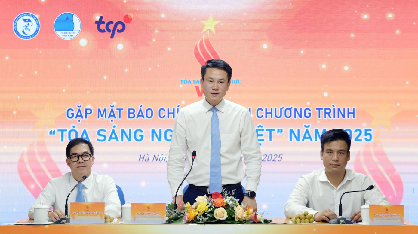 Ban Tổ chức chương trình &quot;Toả sáng Nghị lực Việt&quot; năm 2025 trao đổi tại buổi gặp mặt báo chí. Ảnh: Lâm Đăng Hải