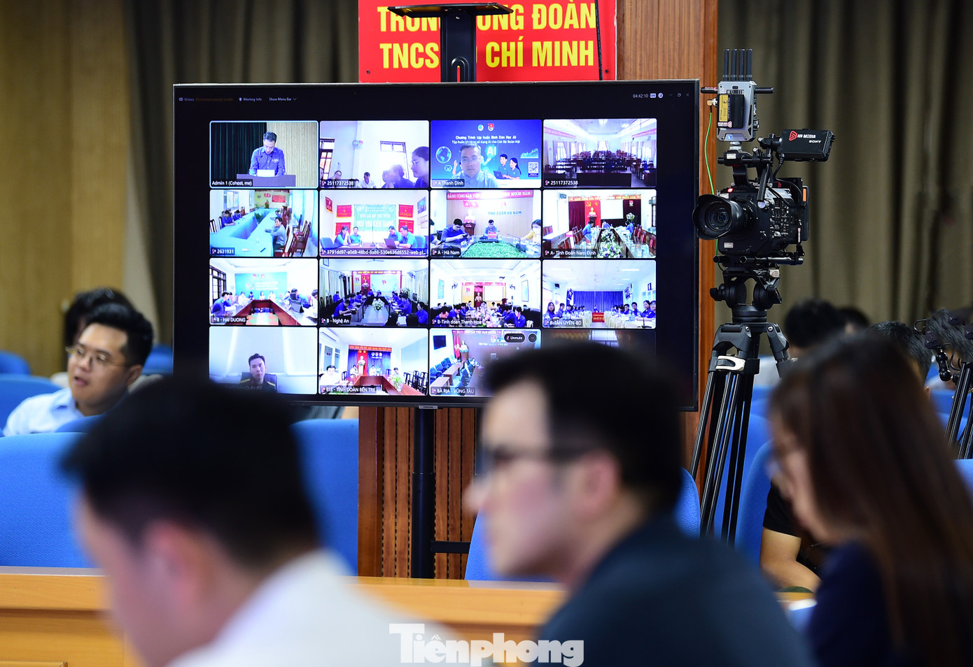 Chương trình diễn ra theo hình thức trực tiếp kết hợp trực tuyến. Ảnh: Xuân Tùng
