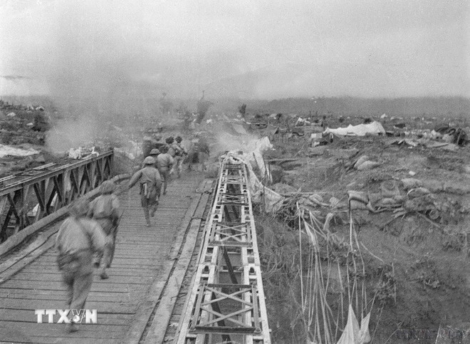 Bộ đội ta vượt qua cầu Mường Thanh, tấn công vào Sở chỉ huy Tập đoàn cứ điểm Điện Biên Phủ. (Ảnh: Tư liệu TTXVN)