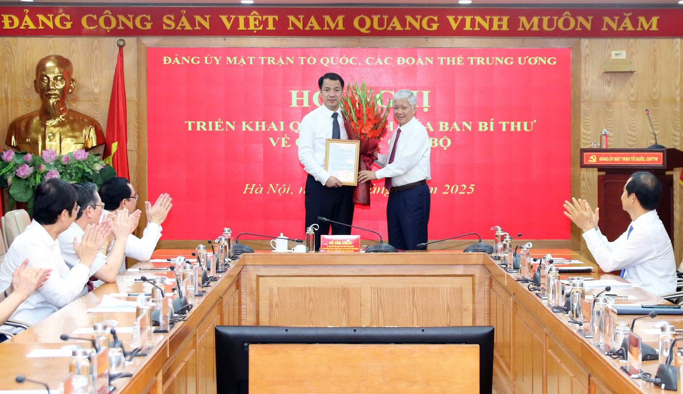 Thay mặt Bộ Chính trị, Ban Bí thư T.Ư Đảng, Bí thư Đảng uỷ MTTQ, các đoàn thể Trung ương, Chủ tịch Uỷ ban T.Ư MTTQ Việt Nam Đỗ Văn Chiến trao quyết định và tặng hoa chúc mừng anh Ngô Văn Cương.