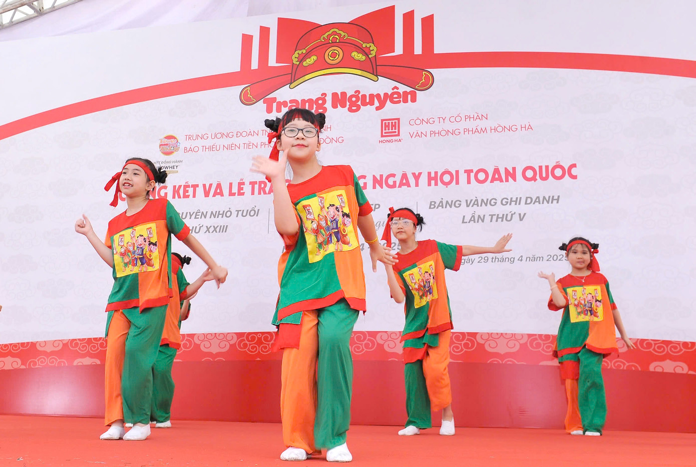 Vòng Chung kết toàn quốc Ngày hội “Trạng nguyên nhỏ tuổi”, Viết chữ đẹp “Nét chữ - Nết người” lần thứ XXIII và Bảng vàng ghi danh lần thứ V, năm học 2024–2025, đã diễn ra sôi nổi tại Di tích Quốc gia đặc biệt Văn Miếu – Quốc Tử Giám (Hà Nội). Đây là hoạt động thường niên, do Báo Thiếu niên Tiền phong và Nhi đồng và Công ty Cổ phần Văn phòng phẩm Hồng Hà phối hợp tổ chức. Ảnh: Ban Tổ chức