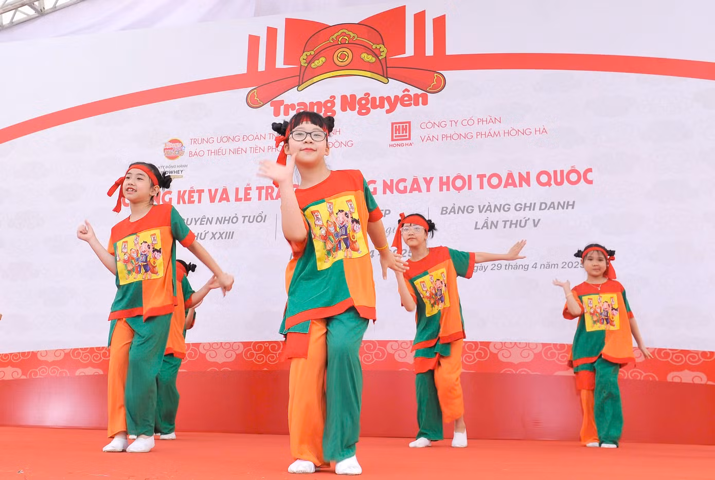 Vòng Chung kết toàn quốc Ngày hội “Trạng nguyên nhỏ tuổi”, Viết chữ đẹp “Nét chữ - Nết người” lần thứ XXIII và Bảng vàng ghi danh lần thứ V, năm học 2024–2025, đã diễn ra sôi nổi tại Di tích Quốc gia đặc biệt Văn Miếu – Quốc Tử Giám (Hà Nội). Đây là hoạt động thường niên, do Báo Thiếu niên Tiền phong và Nhi đồng và Công ty Cổ phần Văn phòng phẩm Hồng Hà phối hợp tổ chức. Ảnh: Ban Tổ chức