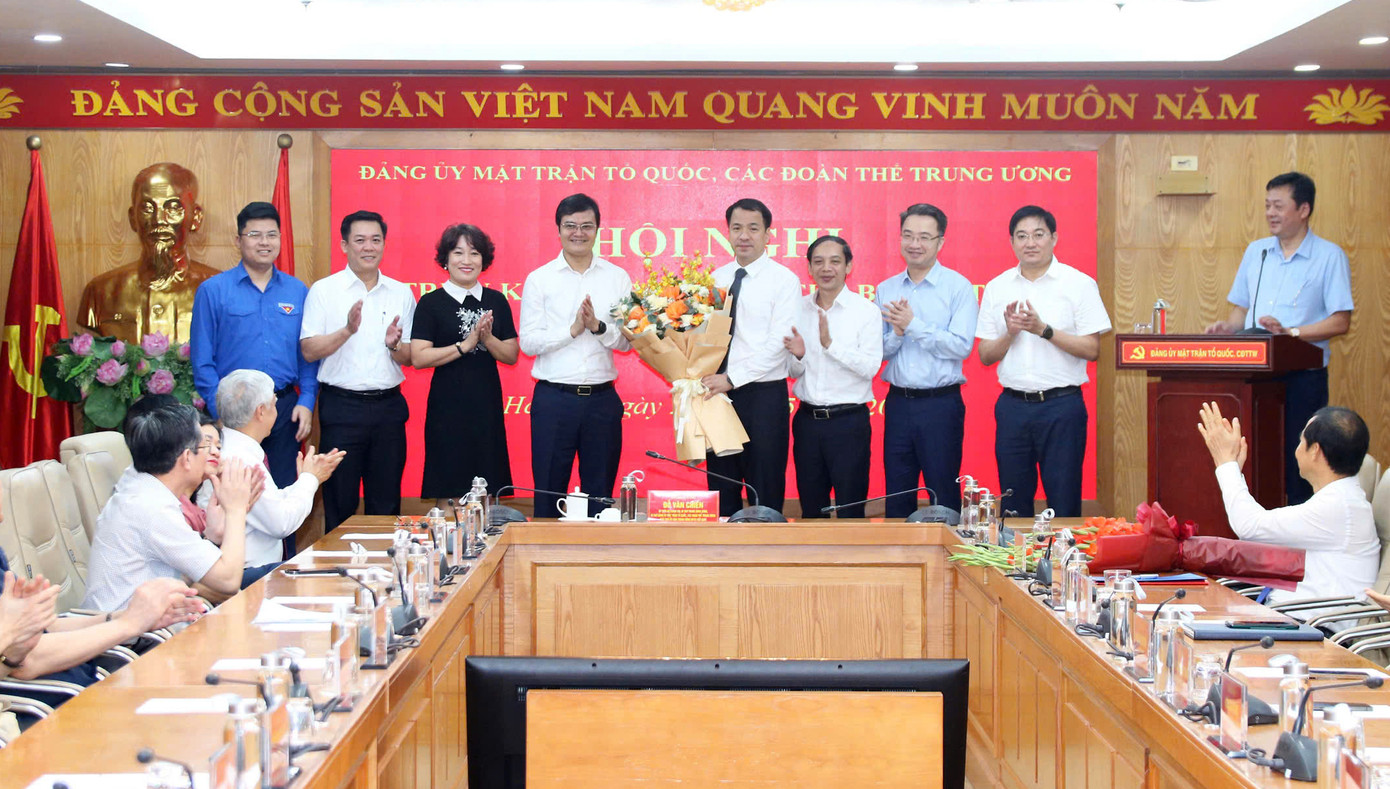 Anh Bùi Quang Huy - Bí thư thứ nhất T.Ư Đoàn, anh Nguyễn Tường Lâm - Bí thư T.Ư Đoàn và đại diện lãnh đạo ban, đơn vị T.Ư Đoàn tặng hoa chúc mừng anh Ngô Văn Cương nhận nhiệm vụ mới.