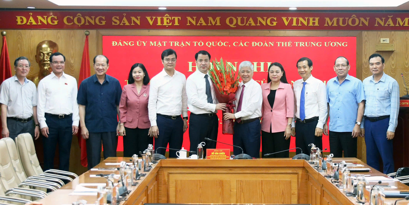 Lãnh đạo Đảng uỷ MTTQ, các đoàn thể Trung ương tặng hoa chúc mừng anh Ngô Văn Cương.