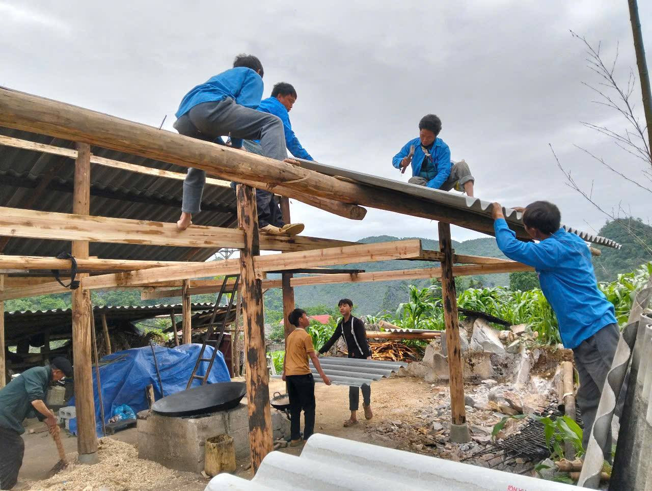 Đoàn viên, thanh niên xã Lũng Pù (huyện Mèo Vạc, Hà Giang) hỗ trợ ngày công giúp hộ gia đình Sùng Mí Già – thôn Lũng Lừ A lợp mái nhà và vận chuyển vật liệu xây dựng (chiều 25/5). Ảnh: FBHĐ
