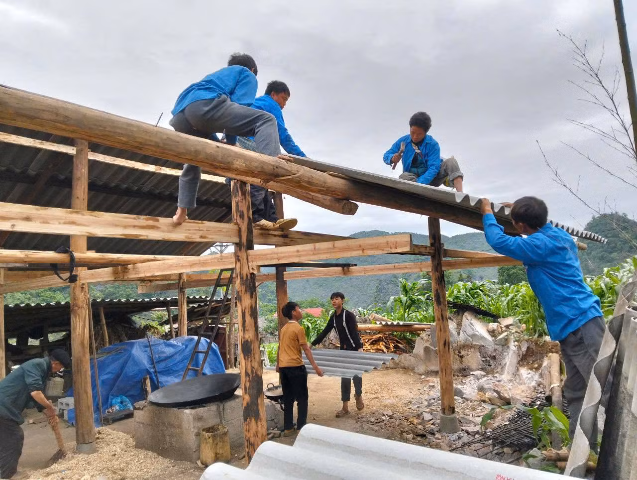 Đoàn viên, thanh niên xã Lũng Pù (huyện Mèo Vạc, Hà Giang) hỗ trợ ngày công giúp hộ gia đình Sùng Mí Già – thôn Lũng Lừ A lợp mái nhà và vận chuyển vật liệu xây dựng (chiều 25/5). Ảnh: FBHĐ